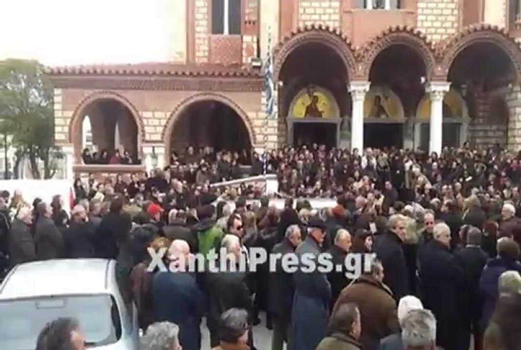 Χιλιάδες κόσμου και θρήνος στην κηδεία της 34χρονης Ζωής