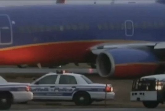 Piloto 'atola' avião na lama e faz piada nos EUA