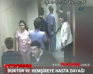 Doktor ve hemşireye hasta dayağı