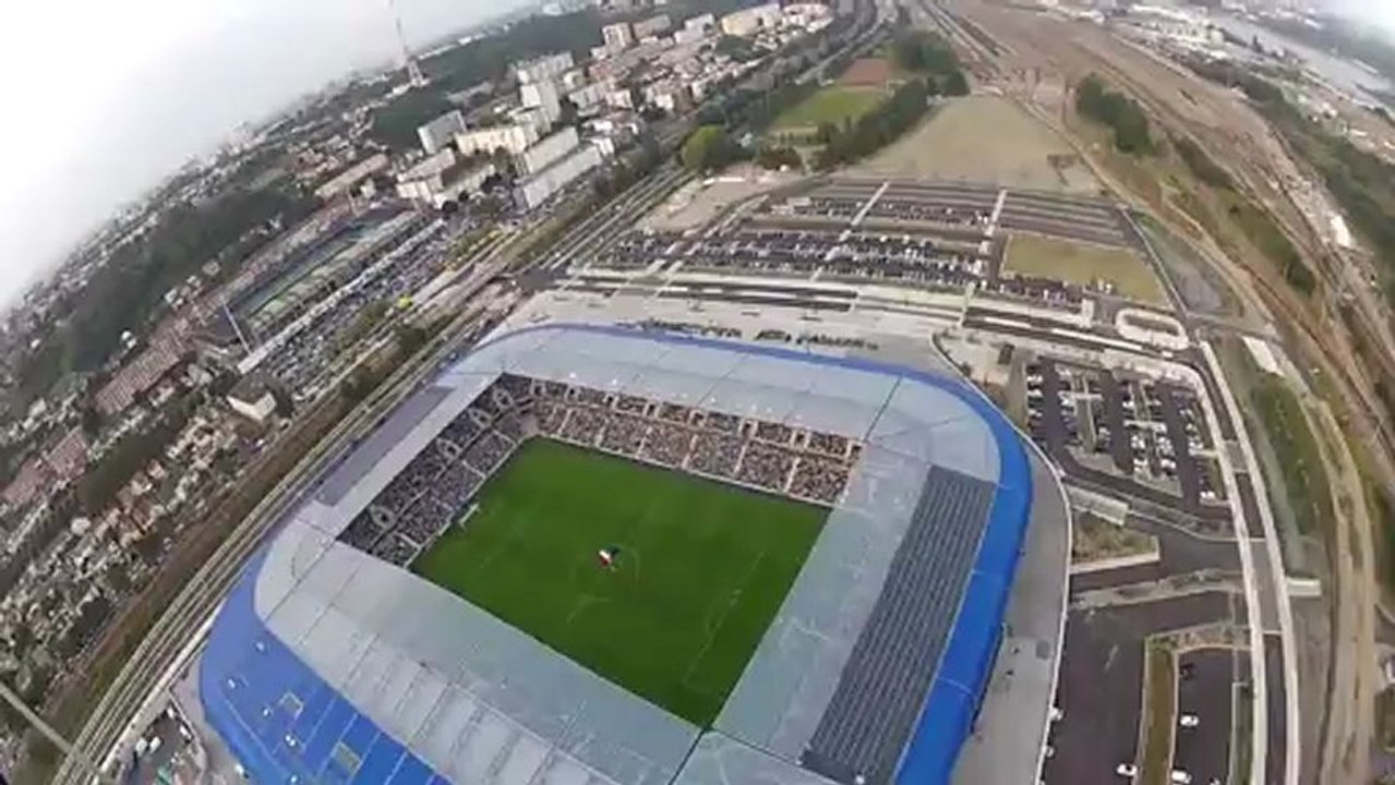 Saut en parachute et attérrissage sur la pelouse du Stade Océane
