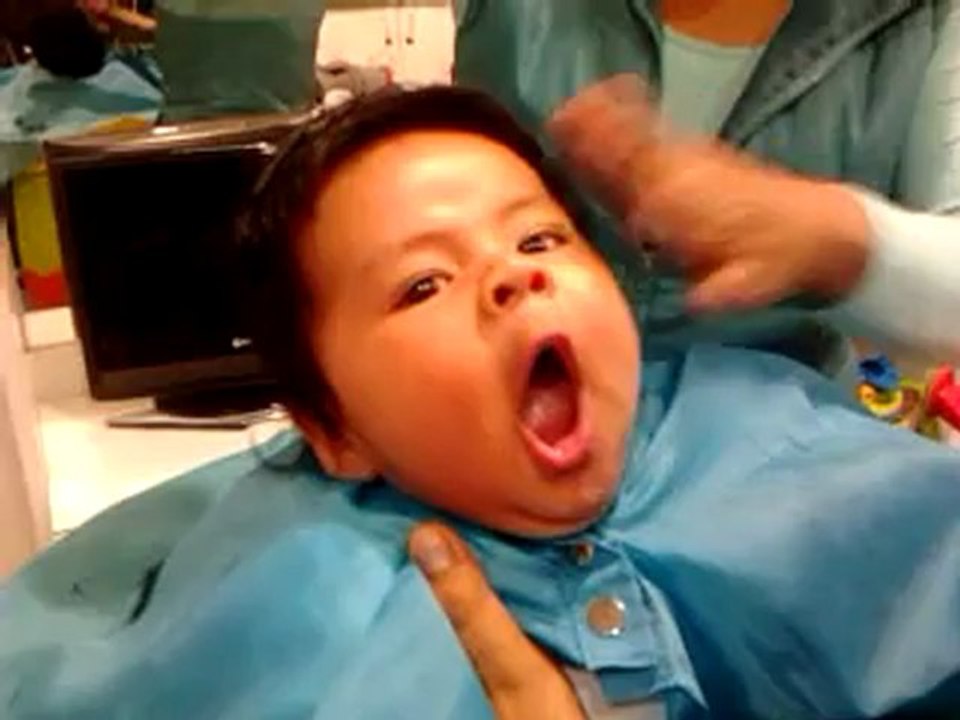 Vasco y su primer corte de cabello