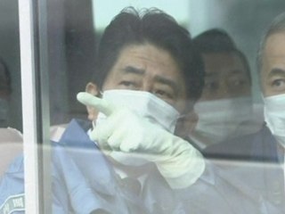 Abe visits Fukushima nuclear plant