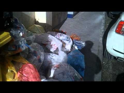 Aversa (CE) - Depositi irregolari su marciapiede, denuncia dei residenti (28.12.12)