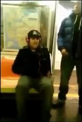 Vol à l'arrachée d'un casque dans le métro