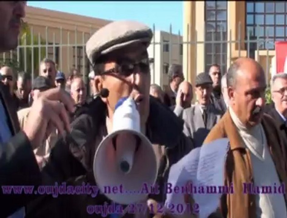 الاستاذ آيت بنحمي حميد في قصيدة شعرية  تعبيرا عن  معاناة مدير التربية والتعليم  / خلال الوقفة الاحتجاجية  بوجدة
