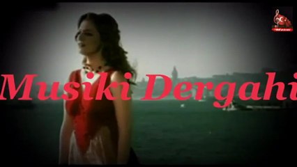 Dilek türkan -    Bir özlem var içimde Uzaklara doğru.
