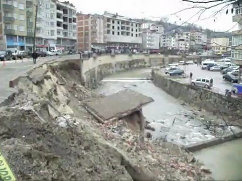 Kumru'da Elekçi Irmağı kenarına yapılan istinat duvarı ve yürüyüş parkuru çöktü...