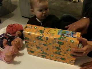 20.11.12.Madie 1 AN ouvre ses cadeaux