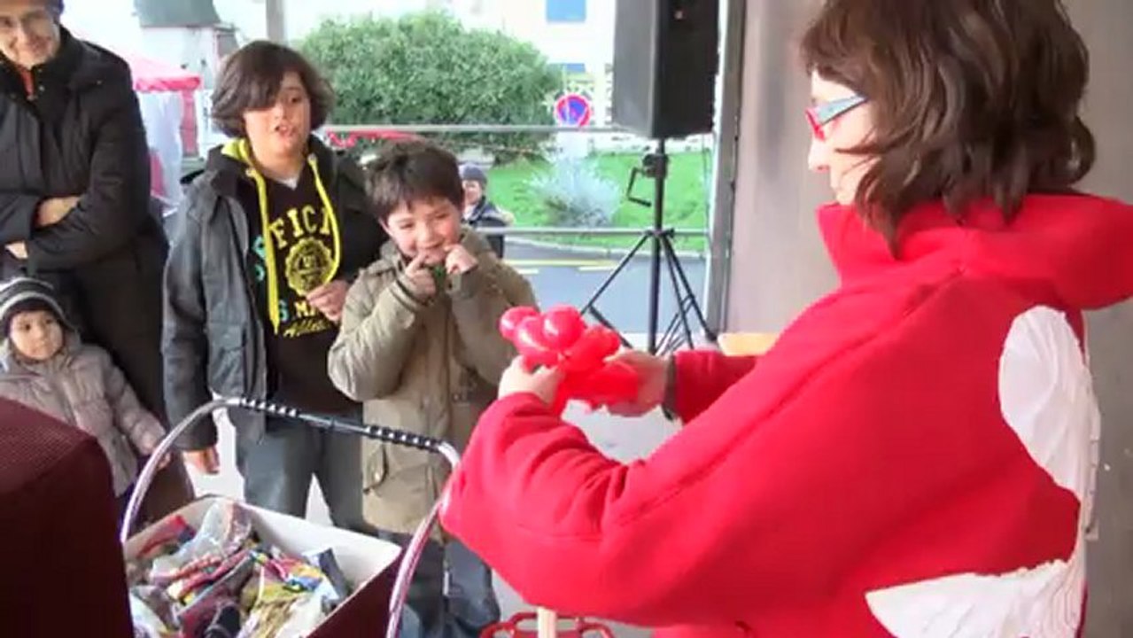 VIDEO Quiberon fête Noël - Sculpteur de ballons avec "Soazig"