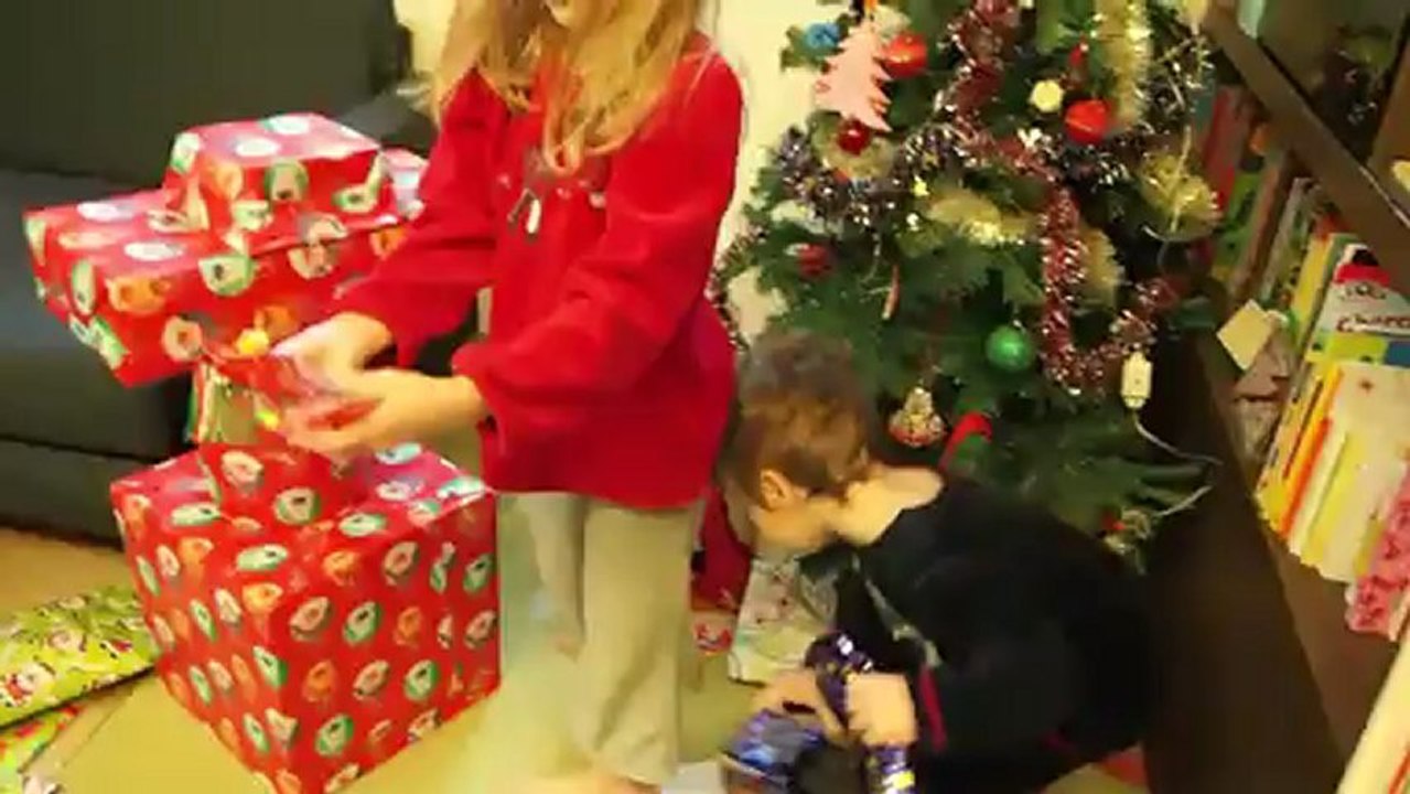 Decouverte des cadeaux au petit matin de Noel