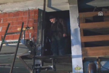 Hurdalardan asansör yaptı