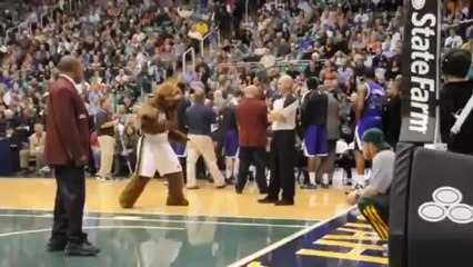 Un arbitre NBA danse le Gangnam style pendant un match officiel !!!