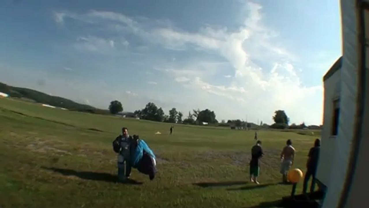 Yasir-Ali-Skydive-With-Pakistan-Tehreek-E-Insaf-Flag-to-show-support-for-Pakistans-only-Hope-YouTube