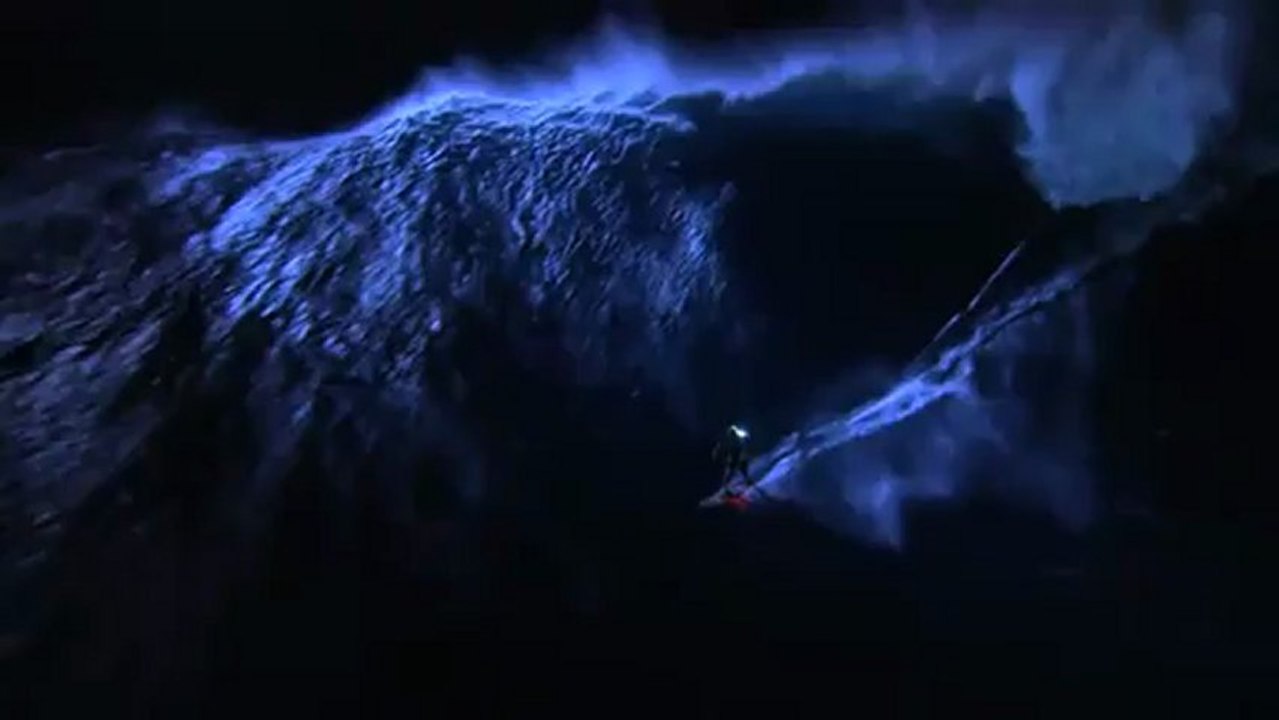 Mark Visser Rides JAWS (Peahi), Hawaii at Night!