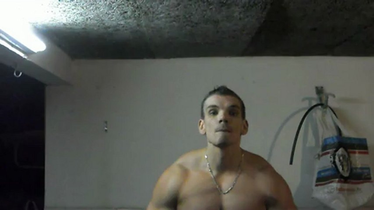 musculation pose double biceps .