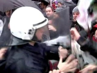 Greek retail employees march against Sunday work, scuffle with police