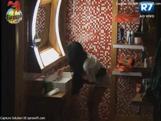 Nat sussurra no ouvido do Victor