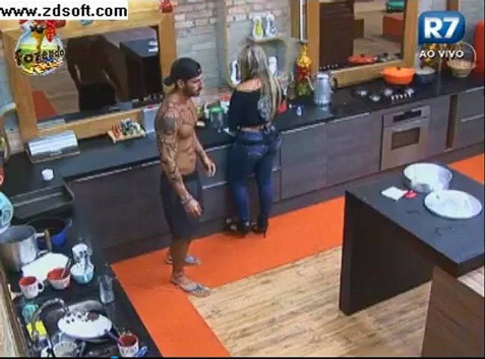 Isis e Thyago falando da Nat