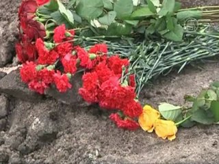 Люди приносят цветы к месту крушения ТУ-204