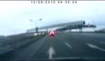 Câmera em carro mostra momento em que avião caiu na Rússia