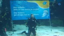 Mireia Belmonte despide el año nadando entre tiburones