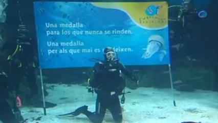 Mireia Belmonte despide el año nadando entre tiburones