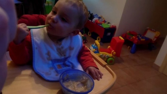 Mathys qui commence à manger tout seul