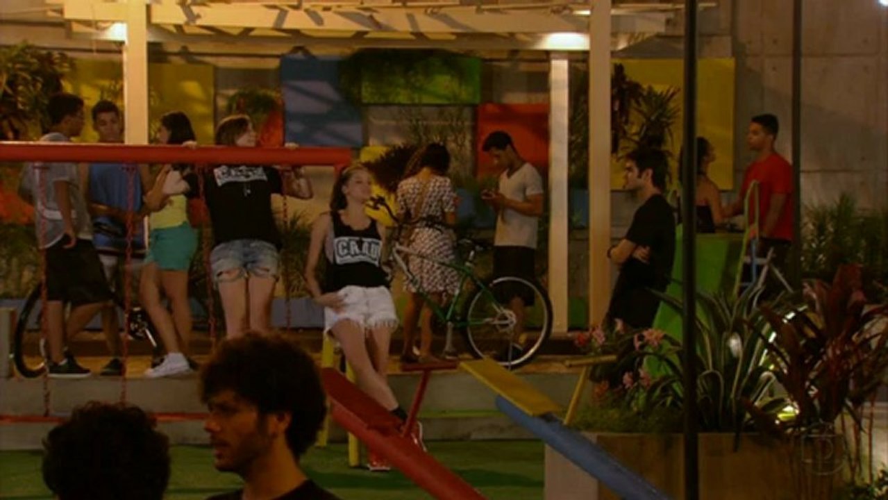 Lia se oferece para ajudar Gil a conquistar Ju