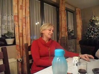 Apres avoir vu notre jess danser avec la vache paula maintenant nous chante C.Jerome aie aie aie le pauvre