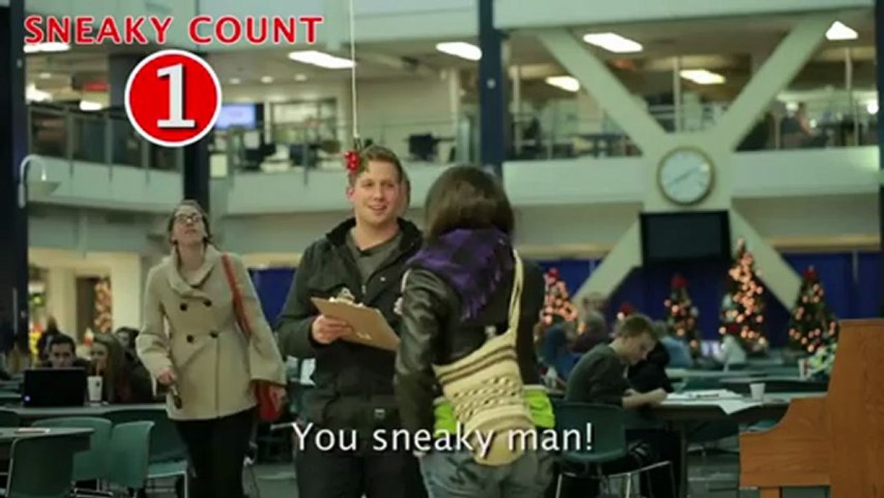 Ils embrassent des inconnus sous une branche de gui