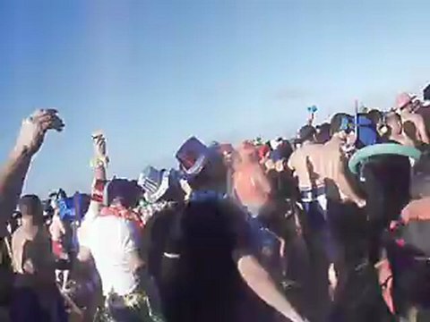 Les Givrés s'élancent dans la Mer du Nord pour le traditionnel bain du nouvel an le 1 er janvier 2013