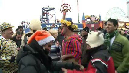 New York: un plongeon glacé pour fêter le Nouvel An