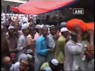 Devotees from different faiths pay obeisance at Ajmer dargah.mp4