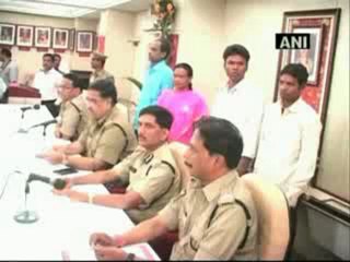 Four 'wanted' Maoists lay down arms.mp4