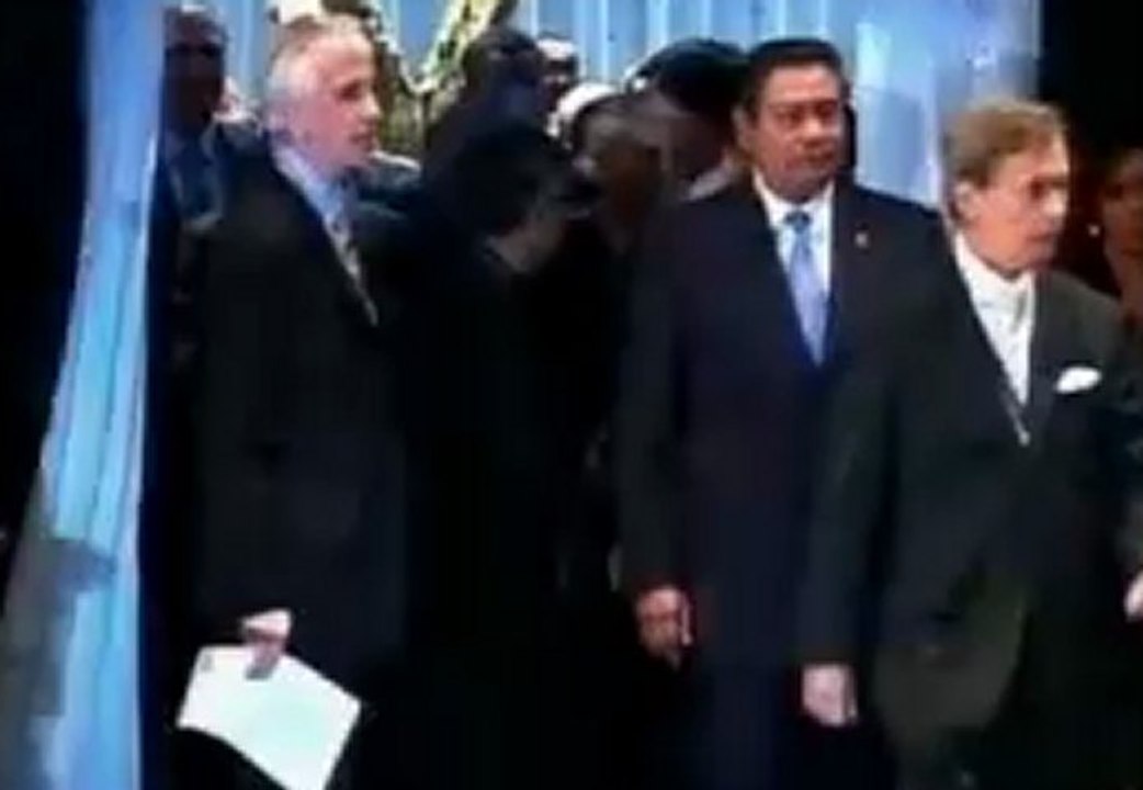 G-20 leaders pose for a group photograph.mp4