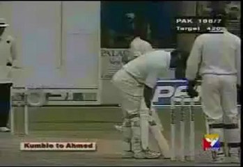 Anil Kumble Takes 10 Wickets Kumble's World Record Against Pakistan at Feorzeshah Kotla Delhi.mp4