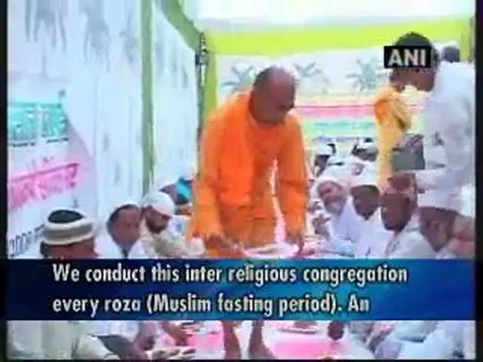 Hindu family hosts Iftar for muslims in Varanasi.mp4