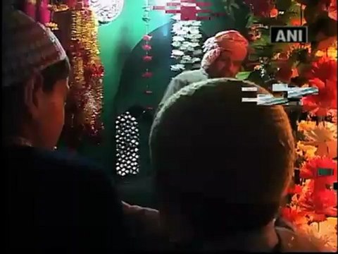 Hindu, Muslims throng Shah Badshah mausoleum in Kashmir.mp4