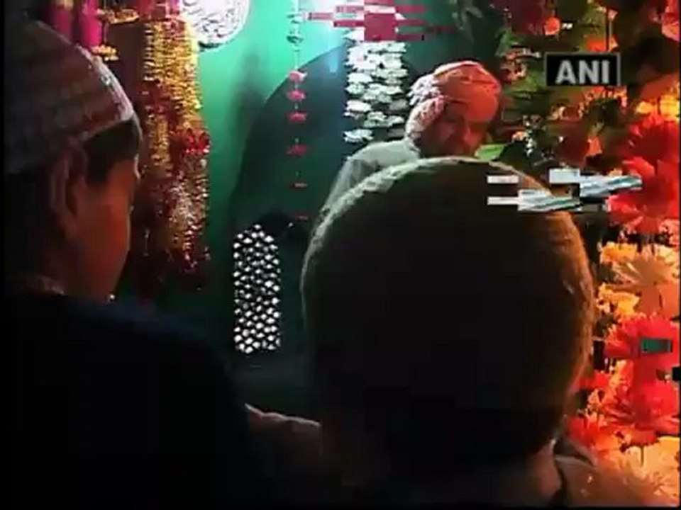 Hindu, Muslims throng Shah Badshah mausoleum in Kashmir.mp4