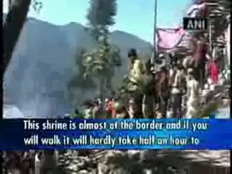 Hindus and Muslims seek blessings at the mausoleum of Sufi Saint.mp4