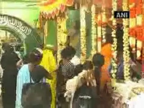 Hindus, Muslims collectively seek blessings of Saint Bano Maa.mp4