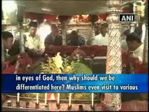 Hindus, Muslims pay obeisance at the Hazrat Sayyad shrine.mp4