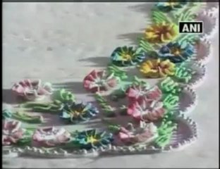 Indian bakery makes a 32-feet high cake for Christmas.mp4