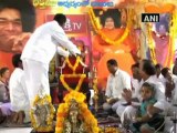 Lal Krishna Advani pays tribute to Sathya Sai Baba.mp4