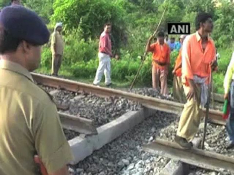 Maoists blast railway track in Jharkhand during shutdown.mp4