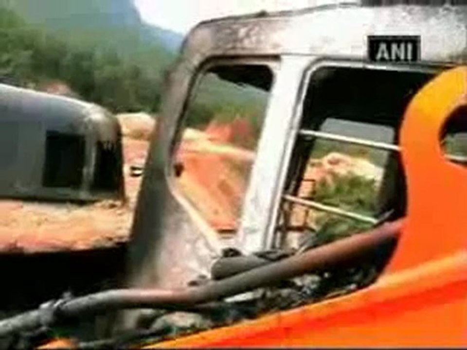 Maoists block railway track construction in Jharkhand.mp4