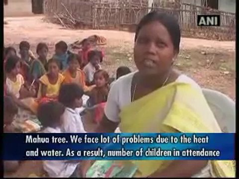 Maoists blow up school in Latehar village.mp4