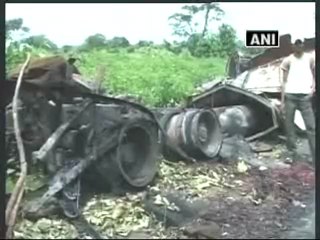 Maoists burn down trucks,injure one in Ranchi.mp4