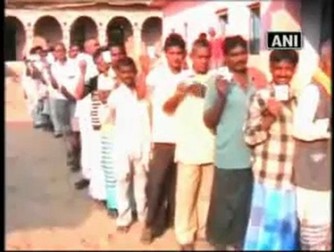 Maoists injure a CRPF officer in Bihar during ongoing polls.mp4