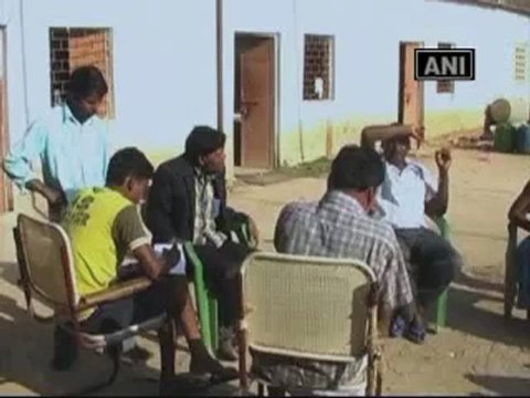 Maoists kidnap five people including a Jr engineer in Jharkhand.mp4